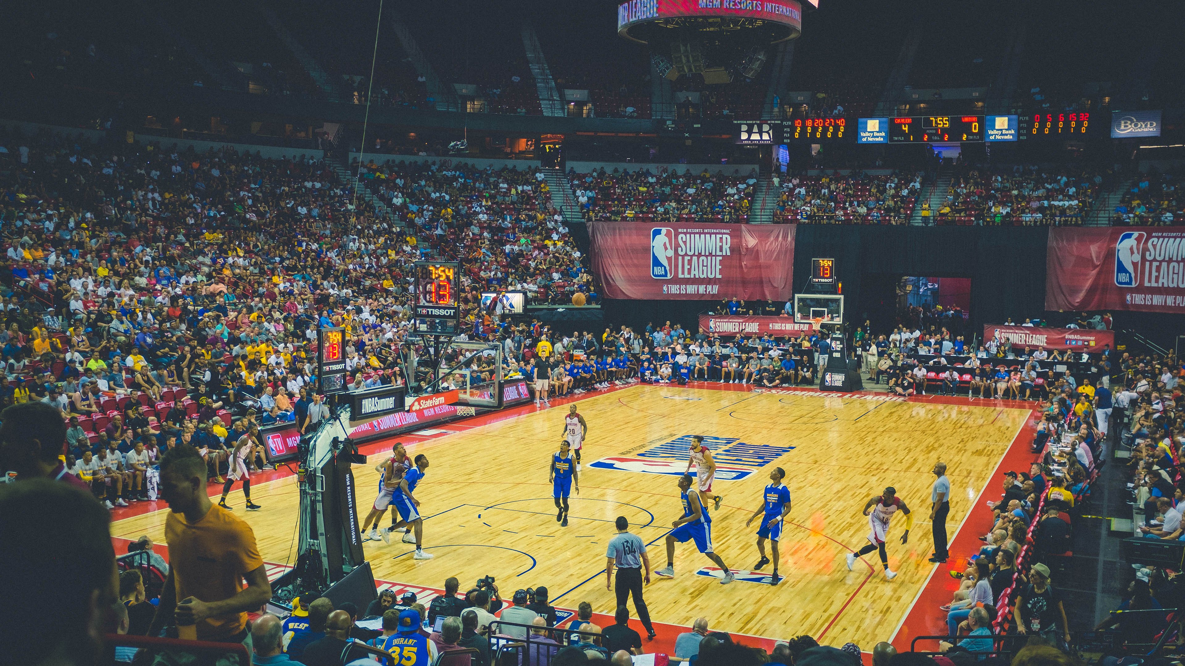 世界杯：不少青训教练组织学员集体观看战术硬核分析节目